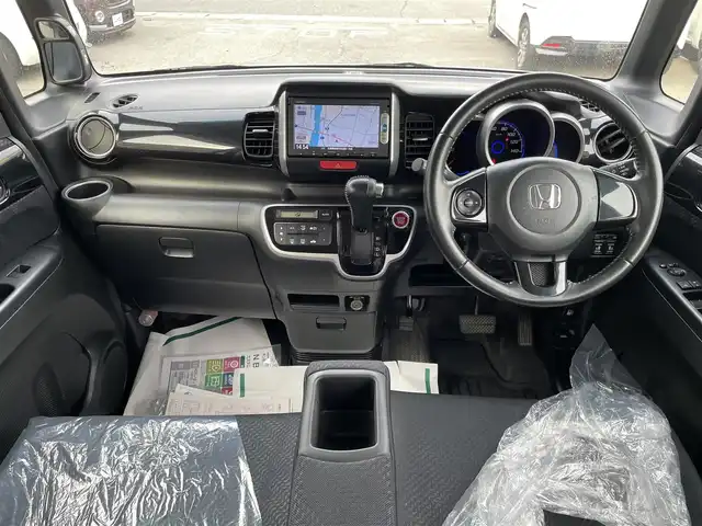 ホンダ Ｎ ＢＯＸ カスタム SSパッケージ 兵庫県 2013(平25)年 5.5万km アラバスターシルバーメタリック 【(株)IDOMが運営する【じしゃロン姫路店】の自社ローン対象車両になります。こちらは現金ご利用時の価格です。自社ローンご希望の方は別途その旨お申付け下さい。】/純正7インチナビ/・型番：VXM-145C/・CD/AM/FM/・バックカメラ/・ETC/両側パワースライドドア/アイドリングストップ/革巻きステアリング/・ステアリングリモコン/プッシュスタート/・スマートキー/LEDヘッドライト/・オートライト/・フォグライト/電動格納ミラー/純正フロアマット