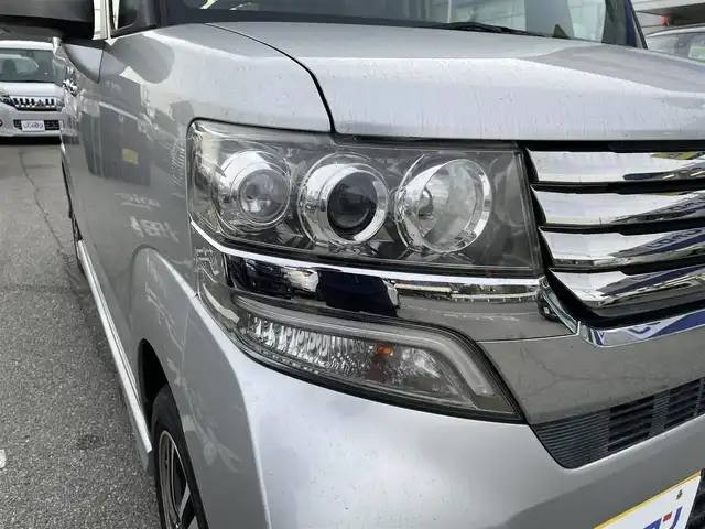 ホンダ Ｎ ＢＯＸ カスタム SSパッケージ 兵庫県 2013(平25)年 5.5万km アラバスターシルバーメタリック 【(株)IDOMが運営する【じしゃロン姫路店】の自社ローン対象車両になります。こちらは現金ご利用時の価格です。自社ローンご希望の方は別途その旨お申付け下さい。】/純正7インチナビ/・型番：VXM-145C/・CD/AM/FM/・バックカメラ/・ETC/両側パワースライドドア/アイドリングストップ/革巻きステアリング/・ステアリングリモコン/プッシュスタート/・スマートキー/LEDヘッドライト/・オートライト/・フォグライト/電動格納ミラー/純正フロアマット