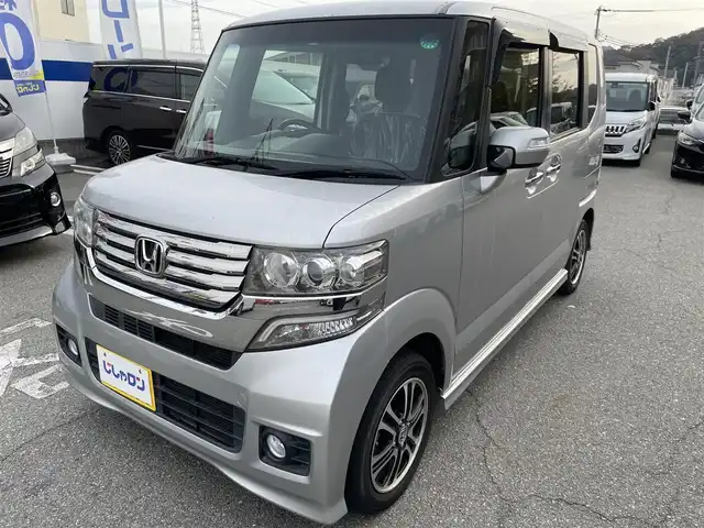 ホンダ Ｎ ＢＯＸ カスタム SSパッケージ 兵庫県 2013(平25)年 5.5万km アラバスターシルバーメタリック 【(株)IDOMが運営する【じしゃロン姫路店】の自社ローン対象車両になります。こちらは現金ご利用時の価格です。自社ローンご希望の方は別途その旨お申付け下さい。】/純正7インチナビ/・型番：VXM-145C/・CD/AM/FM/・バックカメラ/・ETC/両側パワースライドドア/アイドリングストップ/革巻きステアリング/・ステアリングリモコン/プッシュスタート/・スマートキー/LEDヘッドライト/・オートライト/・フォグライト/電動格納ミラー/純正フロアマット