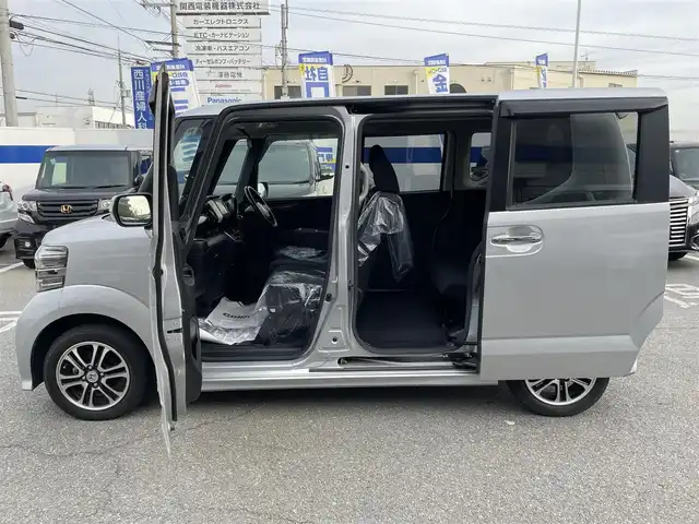 ホンダ Ｎ ＢＯＸ カスタム SSパッケージ 兵庫県 2013(平25)年 5.5万km アラバスターシルバーメタリック 【(株)IDOMが運営する【じしゃロン姫路店】の自社ローン対象車両になります。こちらは現金ご利用時の価格です。自社ローンご希望の方は別途その旨お申付け下さい。】/純正7インチナビ/・型番：VXM-145C/・CD/AM/FM/・バックカメラ/・ETC/両側パワースライドドア/アイドリングストップ/革巻きステアリング/・ステアリングリモコン/プッシュスタート/・スマートキー/LEDヘッドライト/・オートライト/・フォグライト/電動格納ミラー/純正フロアマット