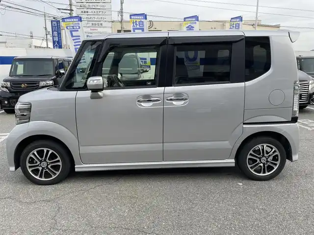 ホンダ Ｎ ＢＯＸ カスタム SSパッケージ 兵庫県 2013(平25)年 5.5万km アラバスターシルバーメタリック 【(株)IDOMが運営する【じしゃロン姫路店】の自社ローン対象車両になります。こちらは現金ご利用時の価格です。自社ローンご希望の方は別途その旨お申付け下さい。】/純正7インチナビ/・型番：VXM-145C/・CD/AM/FM/・バックカメラ/・ETC/両側パワースライドドア/アイドリングストップ/革巻きステアリング/・ステアリングリモコン/プッシュスタート/・スマートキー/LEDヘッドライト/・オートライト/・フォグライト/電動格納ミラー/純正フロアマット