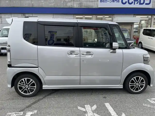 ホンダ Ｎ ＢＯＸ カスタム SSパッケージ 兵庫県 2013(平25)年 5.5万km アラバスターシルバーメタリック 【(株)IDOMが運営する【じしゃロン姫路店】の自社ローン対象車両になります。こちらは現金ご利用時の価格です。自社ローンご希望の方は別途その旨お申付け下さい。】/純正7インチナビ/・型番：VXM-145C/・CD/AM/FM/・バックカメラ/・ETC/両側パワースライドドア/アイドリングストップ/革巻きステアリング/・ステアリングリモコン/プッシュスタート/・スマートキー/LEDヘッドライト/・オートライト/・フォグライト/電動格納ミラー/純正フロアマット