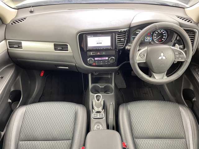 三菱 アウトランダー ＰＨＥＶ G セーフティパッケージ 道央・札幌 2014(平26)年 2.7万km シルキーホワイト ・４WD/プラグインハイブリッド/・レーダークルーズコントロール/・DIATONEナビ/・DVD.CD.SD.フルセグ/・Bluetooth./・バックカメラ/・ハーフレザーシート/・運転席/助手席シートヒーター/・ドライブレコーダー/・ルーフボックス/・LDW/・パドルシフト/・ホイール積み込み/・充電ケーブル