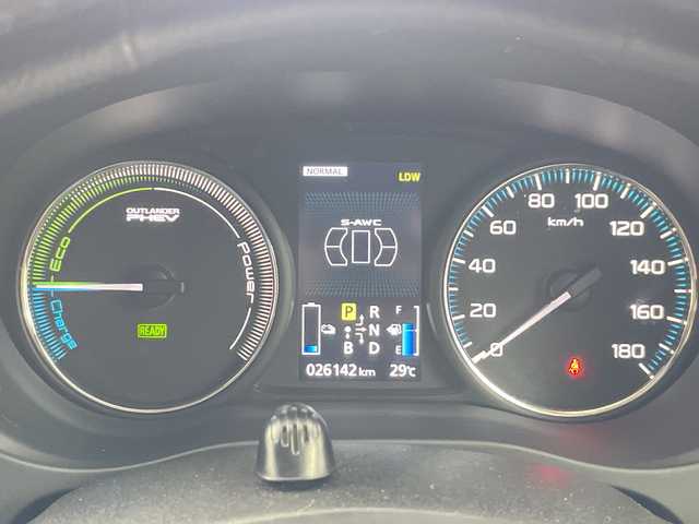 三菱 アウトランダー ＰＨＥＶ G セーフティパッケージ 道央・札幌 2014(平26)年 2.7万km シルキーホワイト ・４WD/プラグインハイブリッド/・レーダークルーズコントロール/・DIATONEナビ/・DVD.CD.SD.フルセグ/・Bluetooth./・バックカメラ/・ハーフレザーシート/・運転席/助手席シートヒーター/・ドライブレコーダー/・ルーフボックス/・LDW/・パドルシフト/・ホイール積み込み/・充電ケーブル