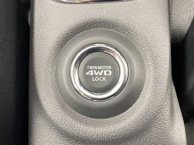 三菱 アウトランダー ＰＨＥＶ G セーフティパッケージ 道央・札幌 2014(平26)年 2.7万km シルキーホワイト ・４WD/プラグインハイブリッド/・レーダークルーズコントロール/・DIATONEナビ/・DVD.CD.SD.フルセグ/・Bluetooth./・バックカメラ/・ハーフレザーシート/・運転席/助手席シートヒーター/・ドライブレコーダー/・ルーフボックス/・LDW/・パドルシフト/・ホイール積み込み/・充電ケーブル