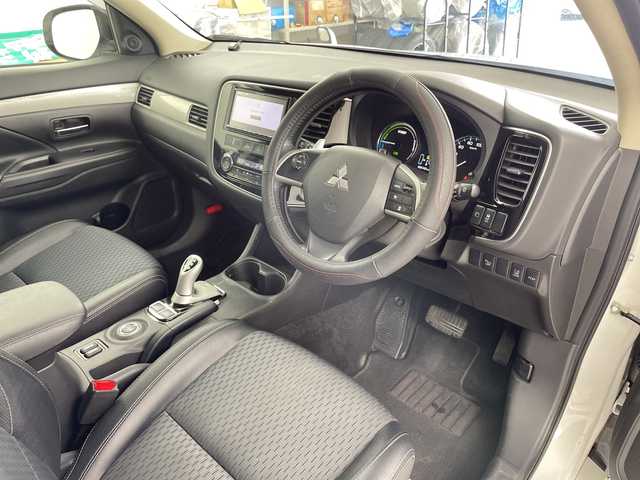 三菱 アウトランダー ＰＨＥＶ G セーフティパッケージ 道央・札幌 2014(平26)年 2.7万km シルキーホワイト ・４WD/プラグインハイブリッド/・レーダークルーズコントロール/・DIATONEナビ/・DVD.CD.SD.フルセグ/・Bluetooth./・バックカメラ/・ハーフレザーシート/・運転席/助手席シートヒーター/・ドライブレコーダー/・ルーフボックス/・LDW/・パドルシフト/・ホイール積み込み/・充電ケーブル