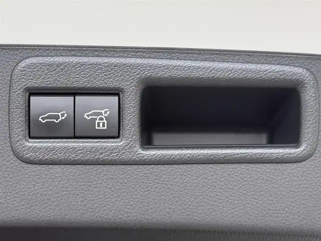トヨタ ハリアー ＰＨＥＶ Z 愛知県 2023(令5)年 2万km プラチナホワイトパールマイカ 純正12.3型JBLナビ/（フルセグ、Bluetooth、AppleCarplay）/全方位カメラ/デジタルインナーミラー/4WD/シートヒーター、エアシート（D+N)/ハンドルヒーター/置くだけ充電/ドラレコ前後/ETC2.0/ACC/BSM/衝突軽減ブレーキ/レーンキープアシスト/オートハイビーム/コーナーセンサー/LEDヘッドライト/電子パーキング/オートホールド/純正19インチAW/パワーシート（D+N)/パワーバックドア/純正フロアマット/USB/スマートキー/横滑り防止装置