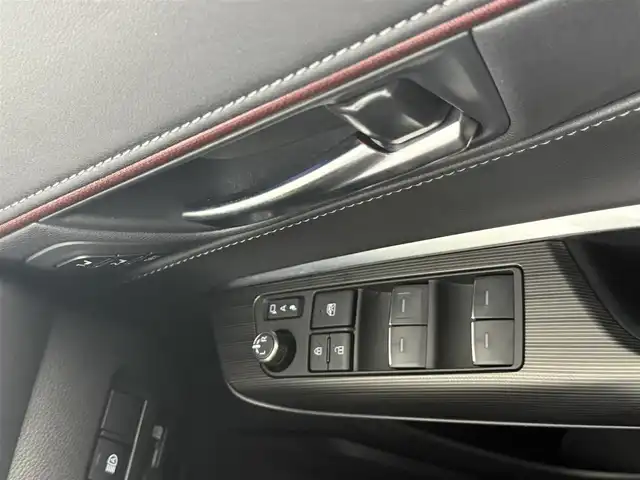 トヨタ ハリアー ＰＨＥＶ Z 愛知県 2023(令5)年 2万km プラチナホワイトパールマイカ 純正12.3型JBLナビ/（フルセグ、Bluetooth、AppleCarplay）/全方位カメラ/デジタルインナーミラー/4WD/シートヒーター、エアシート（D+N)/ハンドルヒーター/置くだけ充電/ドラレコ前後/ETC2.0/ACC/BSM/衝突軽減ブレーキ/レーンキープアシスト/オートハイビーム/コーナーセンサー/LEDヘッドライト/電子パーキング/オートホールド/純正19インチAW/パワーシート（D+N)/パワーバックドア/純正フロアマット/USB/スマートキー/横滑り防止装置