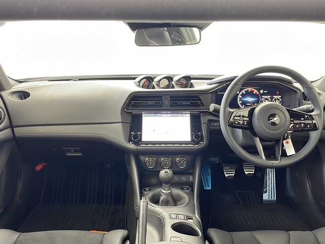 日産 フェアレディ Ｚ バージョンST 愛知県 2024(令6)年 0.2万km ステルスグレー/スーパーブラック /禁煙車//6速MT//純正NissanConnectナビ//フルセグTV//AppleCarPlay//AndroidAuto//ETC2.0//バックカメラ//本革&スエード調コンビシート//両席パワーシート//スエードドアトリム//純正RAYS製19インチ鍛造アルミホイール//タイヤ空気圧警告システム//アルミキャリパー対向ピストンブレーキ//メカニカルLSD//フロント&リヤスポイラー//ローンチコントロール//シンクロレブコントロール//3連サブメーター//アルミペダル&フットレスト//本革巻きステア//ステアスイッチ//本革巻きシフトノブ//本革巻きパーキングレバー//LEDヘッドライト//オートライト//リヤフォグランプ//アクティブサウンドコントロール//アクティブノイズコントロール//インテリジェントエマージェンシーブレーキ//インテリジェントFCW//インテリジェントクルーズコントロール//踏み間違い防止アシスト//レーンディパーチャーウォーニング//ブラインドスポットウォーニング//リヤクロストラフィックアラート//フロント&バックソナー//純正フロアマット//プッシュスタート//電動格納ミラーウィンカー//横滑り防止装置//イモビライザー