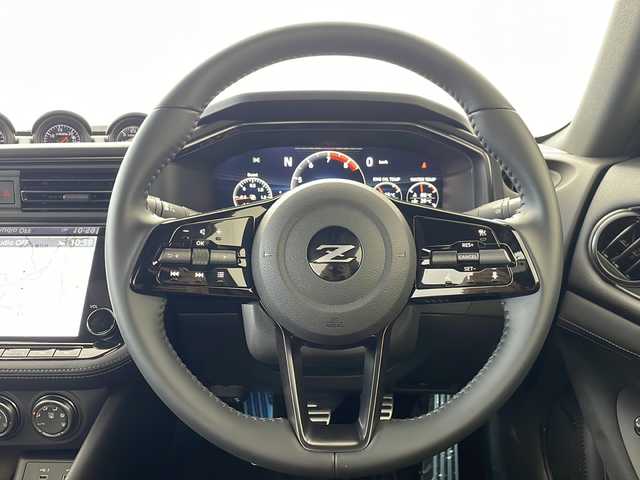日産 フェアレディ Ｚ バージョンST 愛知県 2024(令6)年 0.2万km ステルスグレー/スーパーブラック /禁煙車//6速MT//純正NissanConnectナビ//フルセグTV//AppleCarPlay//AndroidAuto//ETC2.0//バックカメラ//本革&スエード調コンビシート//両席パワーシート//スエードドアトリム//純正RAYS製19インチ鍛造アルミホイール//タイヤ空気圧警告システム//アルミキャリパー対向ピストンブレーキ//メカニカルLSD//フロント&リヤスポイラー//ローンチコントロール//シンクロレブコントロール//3連サブメーター//アルミペダル&フットレスト//本革巻きステア//ステアスイッチ//本革巻きシフトノブ//本革巻きパーキングレバー//LEDヘッドライト//オートライト//リヤフォグランプ//アクティブサウンドコントロール//アクティブノイズコントロール//インテリジェントエマージェンシーブレーキ//インテリジェントFCW//インテリジェントクルーズコントロール//踏み間違い防止アシスト//レーンディパーチャーウォーニング//ブラインドスポットウォーニング//リヤクロストラフィックアラート//フロント&バックソナー//純正フロアマット//プッシュスタート//電動格納ミラーウィンカー//横滑り防止装置//イモビライザー
