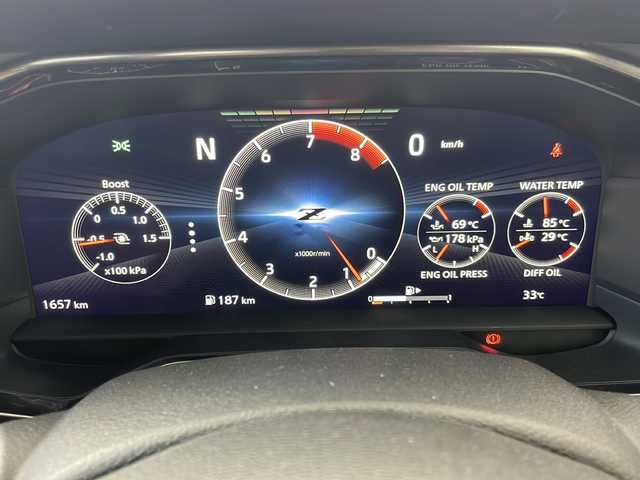 日産 フェアレディ Ｚ バージョンST 愛知県 2024(令6)年 0.2万km ステルスグレー/スーパーブラック /禁煙車//6速MT//純正NissanConnectナビ//フルセグTV//AppleCarPlay//AndroidAuto//ETC2.0//バックカメラ//本革&スエード調コンビシート//両席パワーシート//スエードドアトリム//純正RAYS製19インチ鍛造アルミホイール//タイヤ空気圧警告システム//アルミキャリパー対向ピストンブレーキ//メカニカルLSD//フロント&リヤスポイラー//ローンチコントロール//シンクロレブコントロール//3連サブメーター//アルミペダル&フットレスト//本革巻きステア//ステアスイッチ//本革巻きシフトノブ//本革巻きパーキングレバー//LEDヘッドライト//オートライト//リヤフォグランプ//アクティブサウンドコントロール//アクティブノイズコントロール//インテリジェントエマージェンシーブレーキ//インテリジェントFCW//インテリジェントクルーズコントロール//踏み間違い防止アシスト//レーンディパーチャーウォーニング//ブラインドスポットウォーニング//リヤクロストラフィックアラート//フロント&バックソナー//純正フロアマット//プッシュスタート//電動格納ミラーウィンカー//横滑り防止装置//イモビライザー