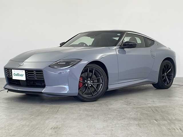 日産 フェアレディ Ｚ バージョンST 愛知県 2024(令6)年 0.2万km ステルスグレー/スーパーブラック /禁煙車//6速MT//純正NissanConnectナビ//フルセグTV//AppleCarPlay//AndroidAuto//ETC2.0//バックカメラ//本革&スエード調コンビシート//両席パワーシート//スエードドアトリム//純正RAYS製19インチ鍛造アルミホイール//タイヤ空気圧警告システム//アルミキャリパー対向ピストンブレーキ//メカニカルLSD//フロント&リヤスポイラー//ローンチコントロール//シンクロレブコントロール//3連サブメーター//アルミペダル&フットレスト//本革巻きステア//ステアスイッチ//本革巻きシフトノブ//本革巻きパーキングレバー//LEDヘッドライト//オートライト//リヤフォグランプ//アクティブサウンドコントロール//アクティブノイズコントロール//インテリジェントエマージェンシーブレーキ//インテリジェントFCW//インテリジェントクルーズコントロール//踏み間違い防止アシスト//レーンディパーチャーウォーニング//ブラインドスポットウォーニング//リヤクロストラフィックアラート//フロント&バックソナー//純正フロアマット//プッシュスタート//電動格納ミラーウィンカー//横滑り防止装置//イモビライザー