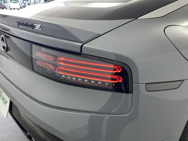 日産 フェアレディ Ｚ バージョンST 愛知県 2024(令6)年 0.2万km ステルスグレー/スーパーブラック /禁煙車//6速MT//純正NissanConnectナビ//フルセグTV//AppleCarPlay//AndroidAuto//ETC2.0//バックカメラ//本革&スエード調コンビシート//両席パワーシート//スエードドアトリム//純正RAYS製19インチ鍛造アルミホイール//タイヤ空気圧警告システム//アルミキャリパー対向ピストンブレーキ//メカニカルLSD//フロント&リヤスポイラー//ローンチコントロール//シンクロレブコントロール//3連サブメーター//アルミペダル&フットレスト//本革巻きステア//ステアスイッチ//本革巻きシフトノブ//本革巻きパーキングレバー//LEDヘッドライト//オートライト//リヤフォグランプ//アクティブサウンドコントロール//アクティブノイズコントロール//インテリジェントエマージェンシーブレーキ//インテリジェントFCW//インテリジェントクルーズコントロール//踏み間違い防止アシスト//レーンディパーチャーウォーニング//ブラインドスポットウォーニング//リヤクロストラフィックアラート//フロント&バックソナー//純正フロアマット//プッシュスタート//電動格納ミラーウィンカー//横滑り防止装置//イモビライザー