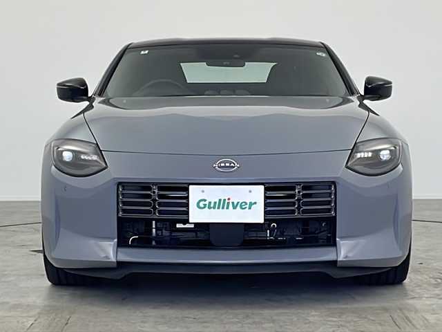 日産 フェアレディ Ｚ バージョンST 愛知県 2024(令6)年 0.2万km ステルスグレー/スーパーブラック /禁煙車//6速MT//純正NissanConnectナビ//フルセグTV//AppleCarPlay//AndroidAuto//ETC2.0//バックカメラ//本革&スエード調コンビシート//両席パワーシート//スエードドアトリム//純正RAYS製19インチ鍛造アルミホイール//タイヤ空気圧警告システム//アルミキャリパー対向ピストンブレーキ//メカニカルLSD//フロント&リヤスポイラー//ローンチコントロール//シンクロレブコントロール//3連サブメーター//アルミペダル&フットレスト//本革巻きステア//ステアスイッチ//本革巻きシフトノブ//本革巻きパーキングレバー//LEDヘッドライト//オートライト//リヤフォグランプ//アクティブサウンドコントロール//アクティブノイズコントロール//インテリジェントエマージェンシーブレーキ//インテリジェントFCW//インテリジェントクルーズコントロール//踏み間違い防止アシスト//レーンディパーチャーウォーニング//ブラインドスポットウォーニング//リヤクロストラフィックアラート//フロント&バックソナー//純正フロアマット//プッシュスタート//電動格納ミラーウィンカー//横滑り防止装置//イモビライザー