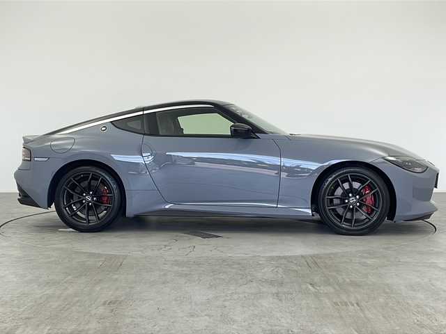 日産 フェアレディ Ｚ バージョンST 愛知県 2024(令6)年 0.2万km ステルスグレー/スーパーブラック /禁煙車//6速MT//純正NissanConnectナビ//フルセグTV//AppleCarPlay//AndroidAuto//ETC2.0//バックカメラ//本革&スエード調コンビシート//両席パワーシート//スエードドアトリム//純正RAYS製19インチ鍛造アルミホイール//タイヤ空気圧警告システム//アルミキャリパー対向ピストンブレーキ//メカニカルLSD//フロント&リヤスポイラー//ローンチコントロール//シンクロレブコントロール//3連サブメーター//アルミペダル&フットレスト//本革巻きステア//ステアスイッチ//本革巻きシフトノブ//本革巻きパーキングレバー//LEDヘッドライト//オートライト//リヤフォグランプ//アクティブサウンドコントロール//アクティブノイズコントロール//インテリジェントエマージェンシーブレーキ//インテリジェントFCW//インテリジェントクルーズコントロール//踏み間違い防止アシスト//レーンディパーチャーウォーニング//ブラインドスポットウォーニング//リヤクロストラフィックアラート//フロント&バックソナー//純正フロアマット//プッシュスタート//電動格納ミラーウィンカー//横滑り防止装置//イモビライザー