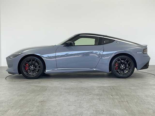 日産 フェアレディ Ｚ バージョンST 愛知県 2024(令6)年 0.2万km ステルスグレー/スーパーブラック /禁煙車//6速MT//純正NissanConnectナビ//フルセグTV//AppleCarPlay//AndroidAuto//ETC2.0//バックカメラ//本革&スエード調コンビシート//両席パワーシート//スエードドアトリム//純正RAYS製19インチ鍛造アルミホイール//タイヤ空気圧警告システム//アルミキャリパー対向ピストンブレーキ//メカニカルLSD//フロント&リヤスポイラー//ローンチコントロール//シンクロレブコントロール//3連サブメーター//アルミペダル&フットレスト//本革巻きステア//ステアスイッチ//本革巻きシフトノブ//本革巻きパーキングレバー//LEDヘッドライト//オートライト//リヤフォグランプ//アクティブサウンドコントロール//アクティブノイズコントロール//インテリジェントエマージェンシーブレーキ//インテリジェントFCW//インテリジェントクルーズコントロール//踏み間違い防止アシスト//レーンディパーチャーウォーニング//ブラインドスポットウォーニング//リヤクロストラフィックアラート//フロント&バックソナー//純正フロアマット//プッシュスタート//電動格納ミラーウィンカー//横滑り防止装置//イモビライザー