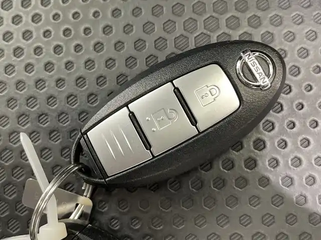 日産 エクストレイル ハイブリッド 20X エマージェンシーブレーキ 栃木県 2015(平27)年 1.1万km ブリリアントシルバー 純正ナビ/(CD/DVD/Bluetooth/フルセグTV/USB/AUX)/エマージェンシーブレーキ/全方位カメラ/ETC/禁煙車/ルーフレール/シートヒーター/オートライト/LEDヘッドライト/横滑り防止装置/フォグランプ/スマートキー/プッシュスタート/ステアリングスイッチ/電動格納ミラー/純正17インチアルミホイール/純正フロアマット/ドアバイザー