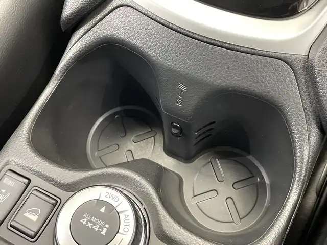 日産 エクストレイル ハイブリッド 20X エマージェンシーブレーキ 栃木県 2015(平27)年 1.1万km ブリリアントシルバー 純正ナビ/(CD/DVD/Bluetooth/フルセグTV/USB/AUX)/エマージェンシーブレーキ/全方位カメラ/ETC/禁煙車/ルーフレール/シートヒーター/オートライト/LEDヘッドライト/横滑り防止装置/フォグランプ/スマートキー/プッシュスタート/ステアリングスイッチ/電動格納ミラー/純正17インチアルミホイール/純正フロアマット/ドアバイザー