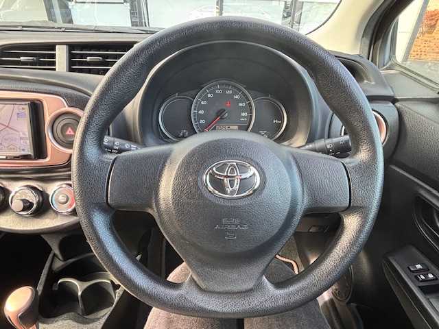 トヨタ ヴィッツ F シエル 宮城県 2013(平25)年 7.6万km ボルドーマイカメタリック 登録時走行距離75363km/社外SDナビ/AM・FM・ワンセグTV/プッシュスタート/ETC/ECOモード/センターコンソール/スマートキー/AC/スペアキー有/フォグランプ/社外アルミホイール/ヘッドライトイベライザー/ウインカーミラー/ドアバイザー/純正フロアマット