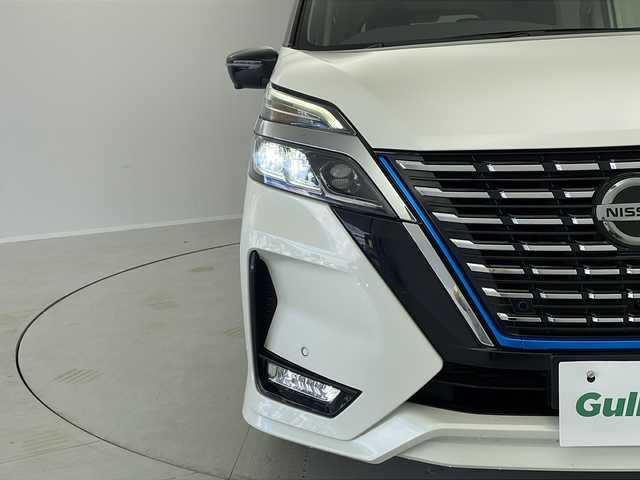 日産 セレナ e－パワー ハイウェイスター V 茨城県 2022(令4)年 2.7万km ブリリアントホワイトパール 2トーン 純正１０型ナビ　フルセグＴＶ　Ｂｌｕｅｔｏｏｔｈ　全周囲カメラ　後席モニター　スマートルームミラー　ブラインドスポットモニター　レーダークルーズコントロール　衝突軽減ブレーキ　ＬＥＤヘッドランプ