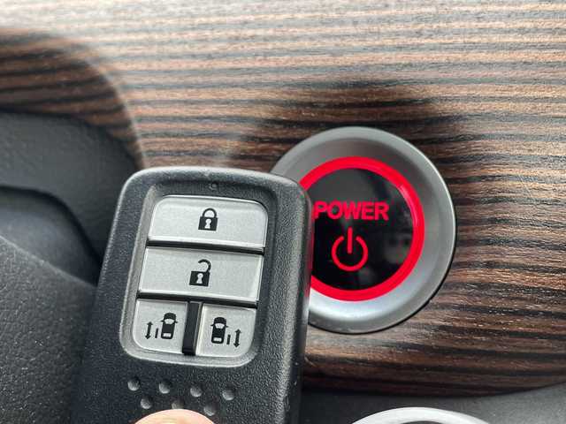 ホンダ フリード＋ ハイブリット クロスター ホンダセンシング 愛知県 2020(令2)年 4.5万km プレミアムクリスタルレッドM ホンダセンシング/9型ナビ/両側パワースライドドア/レーダークルーズコントロール/シートヒーター/バックカメラ/コーナーセンサー/純正アルミホイール/LEDヘッドライト/レーンキープアシスト/ETC/ステアリングスイッチ/Bluetooth/衝突軽減システム/CD DVD/スマートキー/プッシュスタート