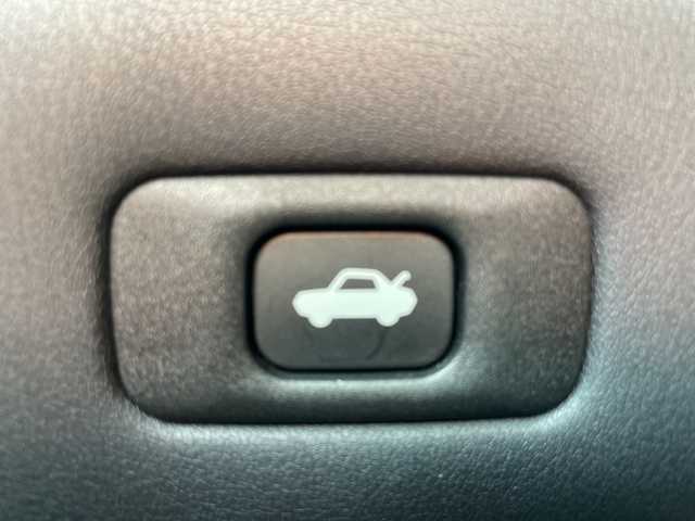 トヨタ クラウン ハイブリッド RS Four 青森県 2020(令2)年 7.3万km ホワイトパールクリスタルシャイン 4WD/純正SDナビ・フルセグTV/CD・DVD・Bluetooth・SD・USB/バックカメラ/前席パワーシート・シートヒーター/ステアリングヒーター/セーフティセンス/プリクラッシュセーフティ/レーダークルーズコントロール/レーントレーシングアシスト/アダプティブハイビーム/クリアランスソナー/OP電動リアサンシェード/パドルシフト/AC100V100W/純正ビルトインETC2.0/前後ドライブレコーダー/社外革調シートカバー/3眼LEDヘッドランプ/LEDフォグランプ/社外車高調（純正有）/社外20インチアルミ/社外マフラー（ガナドール）/社外アンダーエアロ（DUEX）