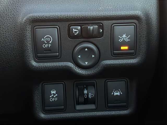 日産 ノート メダリスト X 静岡県 2016(平28)年 4.5万km ブリリアントホワイトパール /純正ナビ/地デジTV//純正CD/DVD/Bluetooth//バック/全周囲カメラ//エマージェンシーブレーキ//レーンキープアシスト//スマートキー//ETC//オートライト