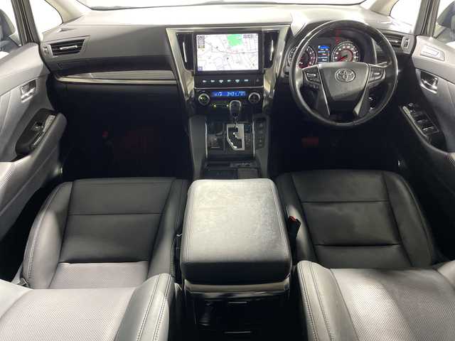 トヨタ アルファード S Cパッケージ 神奈川県 2019(令1)年 2.1万km ブラック 3眼LEDヘッドランプセット/純正10型SDナビゲーション【NSZN-Z68T】/純正フリップダウンモニター/フルセグ　Bluetooth　SD　CD DVD/バックカメラ/パワーバックドア/両側電動スライドドア【サンシェード】/セーフティセンス/プリクラッシュセーフティ/レーンディパーチャーアラート/オートマチックハイビーム/レーダークルーズコントロール/前後ソナー/先行車発進告知/革シート/前席パワーシート/シートヒーター/ベンチレーション/運転席ポジションメモリー/革巻きステアリング/ステアリングスイッチ/ステアリングヒーター/2列目オットマン/純正前方ドライブレコーダー/純正ビルトインETC/電動パーキングブレーキ/オートブレーキホールド/自動防眩ミラー/プッシュスタート/スマートキー/オートライト/純正18インチアルミホイール/純正リアスポイラー/電格ウインカーミラー