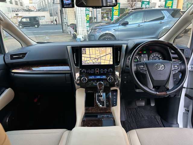 トヨタ アルファードハイブリット G Fパッケージ 埼玉県 2022(令4)年 0.9万km ホワイトパールクリスタルシャイン 登録時8573km/4WD/純正メモリナビ/　・フルセグ/BT/CD/DVD/Miracast/アラウンドビューモニター/レザーシート/前席パワーシート/前席エアシート/シートヒーター/両側パワースライドドア/衝突被害軽減ブレーキ/レーンキープアシスト/パーキングアシスト/レーダークルーズコントロール/コーナーセンサー/JBL/EV MODE/ECO MODE/ブレーキホールド/革巻きハンドル/ステアリングリモコン/ステアリングヒーター/ビルトインETC2.0/前後ドライブレコーダー/オットマン/オートライト/オートマチックハイビーム/プッシュスタート/スマートキー×2/ウィンカーミラー/LEDヘッドライト/フォグランプ/純正17インチアルミホイール/純正ドアバイザー/純正フロアマット/保証書/取扱説明書/ナビ取扱説明書