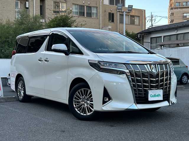 トヨタ アルファードハイブリット G Fパッケージ 埼玉県 2022(令4)年 0.9万km ホワイトパールクリスタルシャイン 登録時8573km/4WD/純正メモリナビ/　・フルセグ/BT/CD/DVD/Miracast/アラウンドビューモニター/レザーシート/前席パワーシート/前席エアシート/シートヒーター/両側パワースライドドア/衝突被害軽減ブレーキ/レーンキープアシスト/パーキングアシスト/レーダークルーズコントロール/コーナーセンサー/JBL/EV MODE/ECO MODE/ブレーキホールド/革巻きハンドル/ステアリングリモコン/ステアリングヒーター/ビルトインETC2.0/前後ドライブレコーダー/オットマン/オートライト/オートマチックハイビーム/プッシュスタート/スマートキー×2/ウィンカーミラー/LEDヘッドライト/フォグランプ/純正17インチアルミホイール/純正ドアバイザー/純正フロアマット/保証書/取扱説明書/ナビ取扱説明書