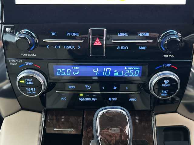 トヨタ アルファードハイブリット G Fパッケージ 埼玉県 2022(令4)年 0.9万km ホワイトパールクリスタルシャイン 登録時8573km/4WD/純正メモリナビ/　・フルセグ/BT/CD/DVD/Miracast/アラウンドビューモニター/レザーシート/前席パワーシート/前席エアシート/シートヒーター/両側パワースライドドア/衝突被害軽減ブレーキ/レーンキープアシスト/パーキングアシスト/レーダークルーズコントロール/コーナーセンサー/JBL/EV MODE/ECO MODE/ブレーキホールド/革巻きハンドル/ステアリングリモコン/ステアリングヒーター/ビルトインETC2.0/前後ドライブレコーダー/オットマン/オートライト/オートマチックハイビーム/プッシュスタート/スマートキー×2/ウィンカーミラー/LEDヘッドライト/フォグランプ/純正17インチアルミホイール/純正ドアバイザー/純正フロアマット/保証書/取扱説明書/ナビ取扱説明書