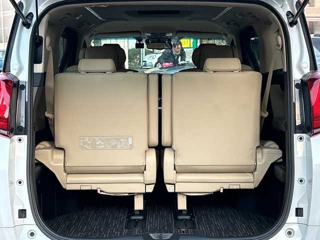 トヨタ アルファードハイブリット G Fパッケージ 埼玉県 2022(令4)年 0.9万km ホワイトパールクリスタルシャイン 登録時8573km/4WD/純正メモリナビ/　・フルセグ/BT/CD/DVD/Miracast/アラウンドビューモニター/レザーシート/前席パワーシート/前席エアシート/シートヒーター/両側パワースライドドア/衝突被害軽減ブレーキ/レーンキープアシスト/パーキングアシスト/レーダークルーズコントロール/コーナーセンサー/JBL/EV MODE/ECO MODE/ブレーキホールド/革巻きハンドル/ステアリングリモコン/ステアリングヒーター/ビルトインETC2.0/前後ドライブレコーダー/オットマン/オートライト/オートマチックハイビーム/プッシュスタート/スマートキー×2/ウィンカーミラー/LEDヘッドライト/フォグランプ/純正17インチアルミホイール/純正ドアバイザー/純正フロアマット/保証書/取扱説明書/ナビ取扱説明書