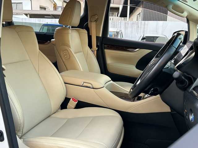 トヨタ アルファードハイブリット G Fパッケージ 埼玉県 2022(令4)年 0.9万km ホワイトパールクリスタルシャイン 登録時8573km/4WD/純正メモリナビ/　・フルセグ/BT/CD/DVD/Miracast/アラウンドビューモニター/レザーシート/前席パワーシート/前席エアシート/シートヒーター/両側パワースライドドア/衝突被害軽減ブレーキ/レーンキープアシスト/パーキングアシスト/レーダークルーズコントロール/コーナーセンサー/JBL/EV MODE/ECO MODE/ブレーキホールド/革巻きハンドル/ステアリングリモコン/ステアリングヒーター/ビルトインETC2.0/前後ドライブレコーダー/オットマン/オートライト/オートマチックハイビーム/プッシュスタート/スマートキー×2/ウィンカーミラー/LEDヘッドライト/フォグランプ/純正17インチアルミホイール/純正ドアバイザー/純正フロアマット/保証書/取扱説明書/ナビ取扱説明書