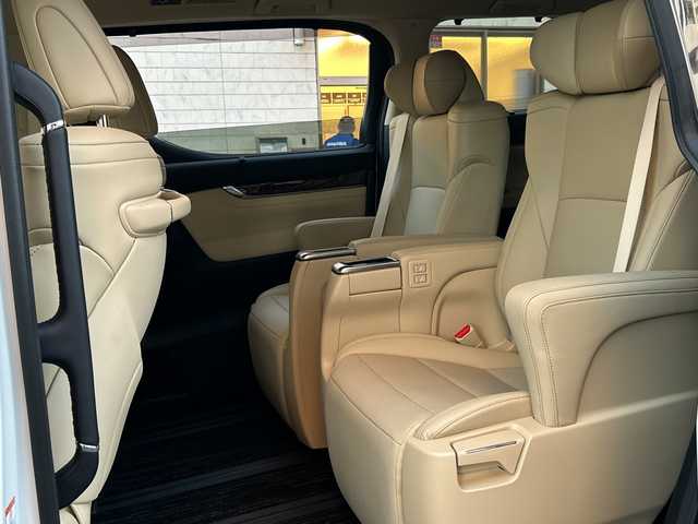 トヨタ アルファードハイブリット G Fパッケージ 埼玉県 2022(令4)年 0.9万km ホワイトパールクリスタルシャイン 登録時8573km/4WD/純正メモリナビ/　・フルセグ/BT/CD/DVD/Miracast/アラウンドビューモニター/レザーシート/前席パワーシート/前席エアシート/シートヒーター/両側パワースライドドア/衝突被害軽減ブレーキ/レーンキープアシスト/パーキングアシスト/レーダークルーズコントロール/コーナーセンサー/JBL/EV MODE/ECO MODE/ブレーキホールド/革巻きハンドル/ステアリングリモコン/ステアリングヒーター/ビルトインETC2.0/前後ドライブレコーダー/オットマン/オートライト/オートマチックハイビーム/プッシュスタート/スマートキー×2/ウィンカーミラー/LEDヘッドライト/フォグランプ/純正17インチアルミホイール/純正ドアバイザー/純正フロアマット/保証書/取扱説明書/ナビ取扱説明書