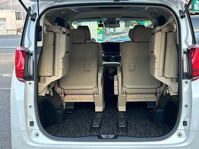 トヨタ アルファードハイブリット G Fパッケージ 埼玉県 2022(令4)年 0.9万km ホワイトパールクリスタルシャイン 登録時8573km/4WD/純正メモリナビ/　・フルセグ/BT/CD/DVD/Miracast/アラウンドビューモニター/レザーシート/前席パワーシート/前席エアシート/シートヒーター/両側パワースライドドア/衝突被害軽減ブレーキ/レーンキープアシスト/パーキングアシスト/レーダークルーズコントロール/コーナーセンサー/JBL/EV MODE/ECO MODE/ブレーキホールド/革巻きハンドル/ステアリングリモコン/ステアリングヒーター/ビルトインETC2.0/前後ドライブレコーダー/オットマン/オートライト/オートマチックハイビーム/プッシュスタート/スマートキー×2/ウィンカーミラー/LEDヘッドライト/フォグランプ/純正17インチアルミホイール/純正ドアバイザー/純正フロアマット/保証書/取扱説明書/ナビ取扱説明書