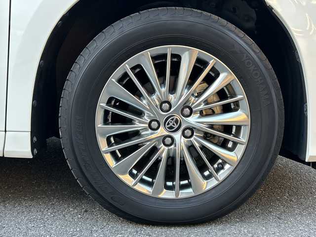 トヨタ アルファードハイブリット G Fパッケージ 埼玉県 2022(令4)年 0.9万km ホワイトパールクリスタルシャイン 登録時8573km/4WD/純正メモリナビ/　・フルセグ/BT/CD/DVD/Miracast/アラウンドビューモニター/レザーシート/前席パワーシート/前席エアシート/シートヒーター/両側パワースライドドア/衝突被害軽減ブレーキ/レーンキープアシスト/パーキングアシスト/レーダークルーズコントロール/コーナーセンサー/JBL/EV MODE/ECO MODE/ブレーキホールド/革巻きハンドル/ステアリングリモコン/ステアリングヒーター/ビルトインETC2.0/前後ドライブレコーダー/オットマン/オートライト/オートマチックハイビーム/プッシュスタート/スマートキー×2/ウィンカーミラー/LEDヘッドライト/フォグランプ/純正17インチアルミホイール/純正ドアバイザー/純正フロアマット/保証書/取扱説明書/ナビ取扱説明書