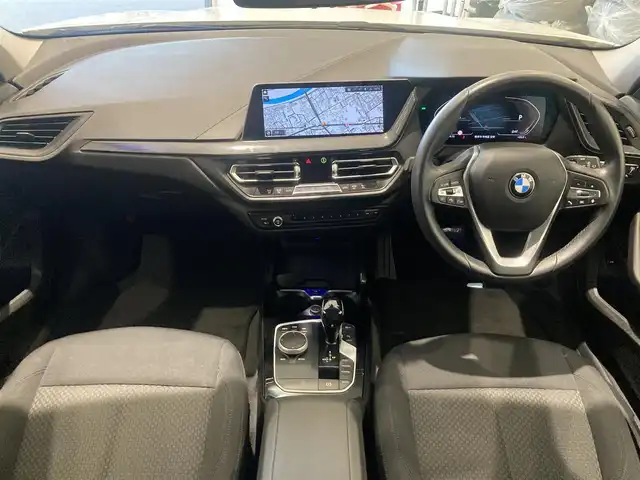 ＢＭＷ ＢＭＷ １１８ｄ プレイ 熊本県 2020(令2)年 1.8万km 白 ・スマートキー/・プッシュスタート/・インテリジェントセーフティ/・注意喚起アシスタント/・PDC自動起動/・アクティブPDC緊急ブレーキ/・パーキングアシスト/・前席パワーシート/・純正HDDナビ/　【Bluetooth・USB・AppleCarPlay】/・バックカメラ/・ETC/・ワイヤレス充電/・パワーバックドア/・LEDヘッドランプ/・LEDフォグランプ/・純正マット