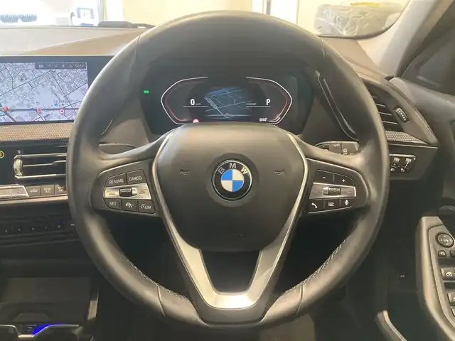 ＢＭＷ ＢＭＷ １１８ｄ プレイ 熊本県 2020(令2)年 1.8万km 白 ・スマートキー/・プッシュスタート/・インテリジェントセーフティ/・注意喚起アシスタント/・PDC自動起動/・アクティブPDC緊急ブレーキ/・パーキングアシスト/・前席パワーシート/・純正HDDナビ/　【Bluetooth・USB・AppleCarPlay】/・バックカメラ/・ETC/・ワイヤレス充電/・パワーバックドア/・LEDヘッドランプ/・LEDフォグランプ/・純正マット