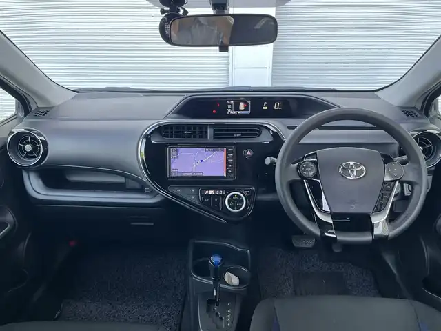 トヨタ アクア S 高知県 2020(令2)年 7.6万km ホワイトパールクリスタルシャイン 純正ナビ/　Bluetooth/ワンセグ/　CD/DVD/AM/FM/バックカメラ/ドライブレコーダー/ビルトインETC/リモコンキー/純正フロアマット/ハロゲンヘッドライト/シートヒーター/横滑り防止装置/保証書/取扱説明書/記録簿/盗難防止装置
