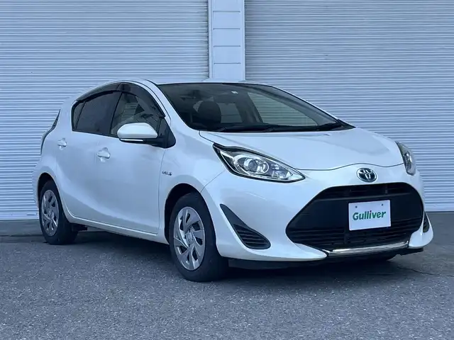 トヨタ アクア S 高知県 2020(令2)年 7.6万km ホワイトパールクリスタルシャイン 純正ナビ/　Bluetooth/ワンセグ/　CD/DVD/AM/FM/バックカメラ/ドライブレコーダー/ビルトインETC/リモコンキー/純正フロアマット/ハロゲンヘッドライト/シートヒーター/横滑り防止装置/保証書/取扱説明書/記録簿/盗難防止装置