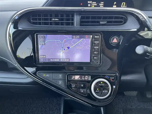 トヨタ アクア S 高知県 2020(令2)年 7.6万km ホワイトパールクリスタルシャイン 純正ナビ/　Bluetooth/ワンセグ/　CD/DVD/AM/FM/バックカメラ/ドライブレコーダー/ビルトインETC/リモコンキー/純正フロアマット/ハロゲンヘッドライト/シートヒーター/横滑り防止装置/保証書/取扱説明書/記録簿/盗難防止装置