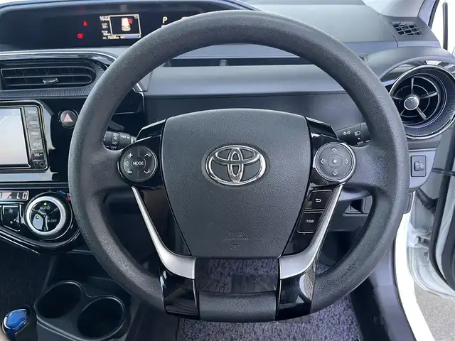 トヨタ アクア S 高知県 2020(令2)年 7.6万km ホワイトパールクリスタルシャイン 純正ナビ/　Bluetooth/ワンセグ/　CD/DVD/AM/FM/バックカメラ/ドライブレコーダー/ビルトインETC/リモコンキー/純正フロアマット/ハロゲンヘッドライト/シートヒーター/横滑り防止装置/保証書/取扱説明書/記録簿/盗難防止装置