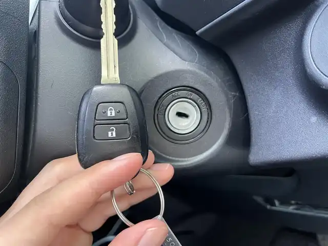 トヨタ アクア S 高知県 2020(令2)年 7.6万km ホワイトパールクリスタルシャイン 純正ナビ/　Bluetooth/ワンセグ/　CD/DVD/AM/FM/バックカメラ/ドライブレコーダー/ビルトインETC/リモコンキー/純正フロアマット/ハロゲンヘッドライト/シートヒーター/横滑り防止装置/保証書/取扱説明書/記録簿/盗難防止装置
