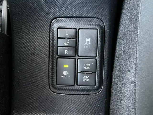 トヨタ アクア S 高知県 2020(令2)年 7.6万km ホワイトパールクリスタルシャイン 純正ナビ/　Bluetooth/ワンセグ/　CD/DVD/AM/FM/バックカメラ/ドライブレコーダー/ビルトインETC/リモコンキー/純正フロアマット/ハロゲンヘッドライト/シートヒーター/横滑り防止装置/保証書/取扱説明書/記録簿/盗難防止装置