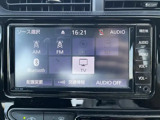 トヨタ アクア S 高知県 2020(令2)年 7.6万km ホワイトパールクリスタルシャイン 純正ナビ/　Bluetooth/ワンセグ/　CD/DVD/AM/FM/バックカメラ/ドライブレコーダー/ビルトインETC/リモコンキー/純正フロアマット/ハロゲンヘッドライト/シートヒーター/横滑り防止装置/保証書/取扱説明書/記録簿/盗難防止装置