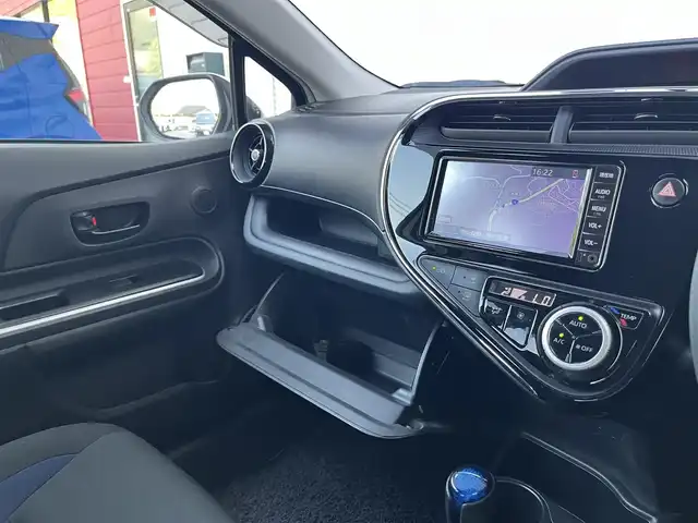 トヨタ アクア S 高知県 2020(令2)年 7.6万km ホワイトパールクリスタルシャイン 純正ナビ/　Bluetooth/ワンセグ/　CD/DVD/AM/FM/バックカメラ/ドライブレコーダー/ビルトインETC/リモコンキー/純正フロアマット/ハロゲンヘッドライト/シートヒーター/横滑り防止装置/保証書/取扱説明書/記録簿/盗難防止装置