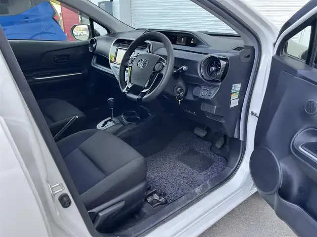 トヨタ アクア S 高知県 2020(令2)年 7.6万km ホワイトパールクリスタルシャイン 純正ナビ/　Bluetooth/ワンセグ/　CD/DVD/AM/FM/バックカメラ/ドライブレコーダー/ビルトインETC/リモコンキー/純正フロアマット/ハロゲンヘッドライト/シートヒーター/横滑り防止装置/保証書/取扱説明書/記録簿/盗難防止装置