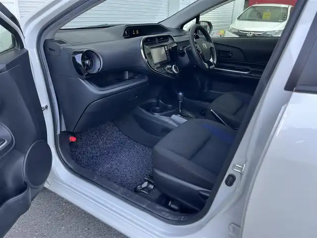 トヨタ アクア S 高知県 2020(令2)年 7.6万km ホワイトパールクリスタルシャイン 純正ナビ/　Bluetooth/ワンセグ/　CD/DVD/AM/FM/バックカメラ/ドライブレコーダー/ビルトインETC/リモコンキー/純正フロアマット/ハロゲンヘッドライト/シートヒーター/横滑り防止装置/保証書/取扱説明書/記録簿/盗難防止装置