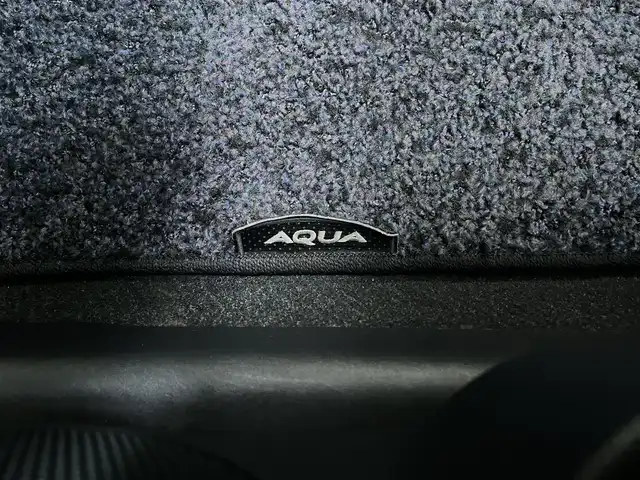 トヨタ アクア S 高知県 2020(令2)年 7.6万km ホワイトパールクリスタルシャイン 純正ナビ/　Bluetooth/ワンセグ/　CD/DVD/AM/FM/バックカメラ/ドライブレコーダー/ビルトインETC/リモコンキー/純正フロアマット/ハロゲンヘッドライト/シートヒーター/横滑り防止装置/保証書/取扱説明書/記録簿/盗難防止装置