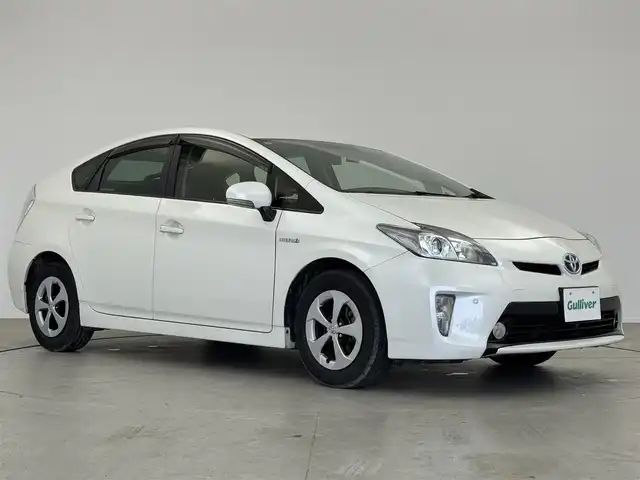 トヨタ プリウス S 愛知県 2015(平27)年 6.7万km ホワイトパールクリスタルシャイン レーダー探知機/純正フリップダウン　/純正ナビ　/TV　/ドライブレコーダー　/クルーズコントロール　/プッシュスタート　/純正ホイール　/スタッドレスタイヤ　/コーナーセンサー/LEDヘッドライト/電動格納ミラー/ハイブリッド車/ETC/オートライト/オートエアコン/スマートキー